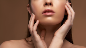 顔のたるみの原因は？効果的なセルフケアと美容施術について