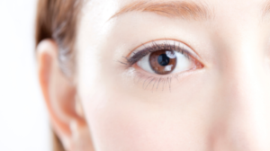 目元のしわを改善するには？原因とセルフケア、効果的な施術もあわせて紹介